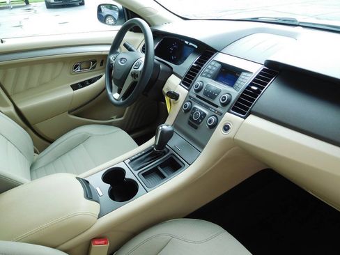 Used 2016 Ford Taurus SE FWD image 15
