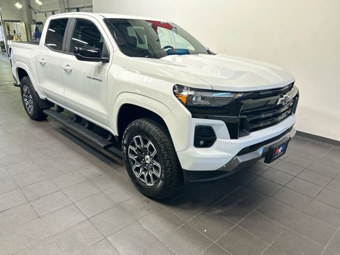 Used 2024 Chevrolet Colorado Z71 w/ Advanced Trailering Package AWD/4WD image 2