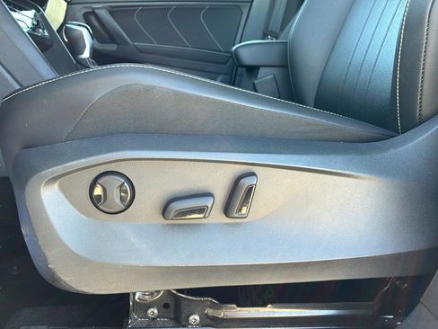 Used 2024 Volkswagen Tiguan SE image 34