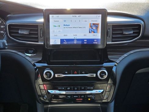 Used 2023 Ford Explorer Limited image 16