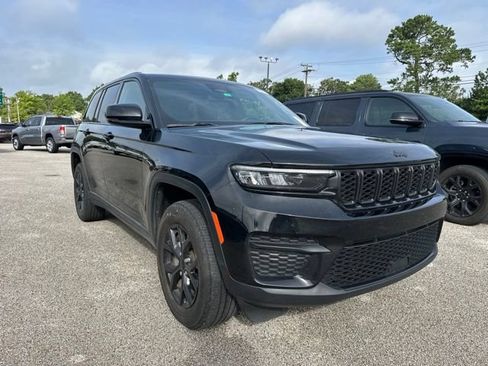 Used 2024 Jeep Grand Cherokee Altitude AWD/4WD image 2