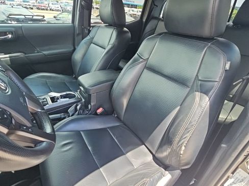 Used 2019 Toyota Tacoma TRD Sport w/ TRD Premium Sport Package AWD/4WD image 19