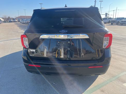 Used 2023 Ford Explorer XLT image 6