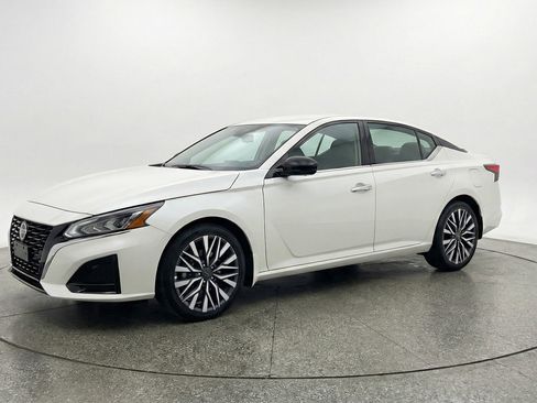Used 2025 Nissan Altima 2.5 SV image 3
