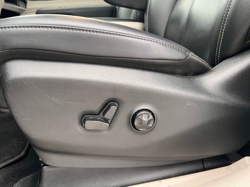 Used 2024 Chrysler Pacifica Touring-L image 20