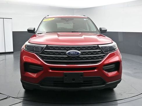 Used 2020 Ford Explorer XLT AWD/4WD image 2