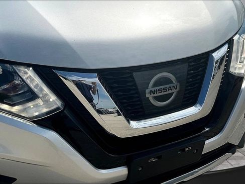 Used 2017 Nissan Rogue SV AWD/4WD image 14