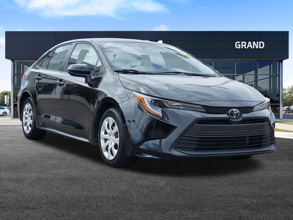 Used 2024 Toyota Corolla LE FWD image 2