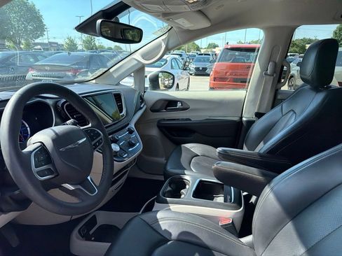 Used 2023 Chrysler Pacifica Touring-L FWD image 17