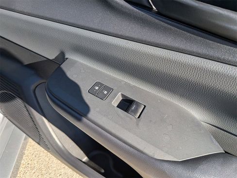 Used 2025 Toyota Prius LE image 31