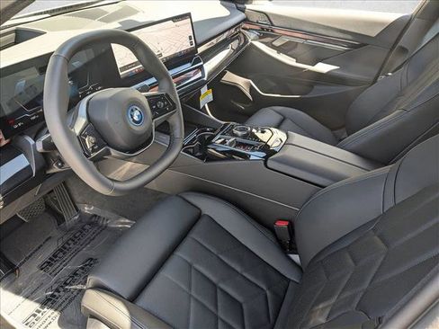 Used 2025 BMW i5 xDrive40 w/ Premium Package AWD/4WD image 3