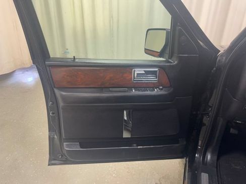 Used 2015 Lincoln Navigator 4WD image 11