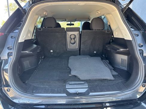 Used 2018 Nissan Rogue SV w/ Premium Package image 16