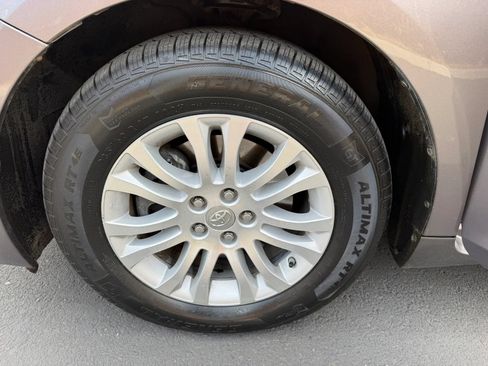 Used 2013 Toyota Sienna XLE FWD image 30
