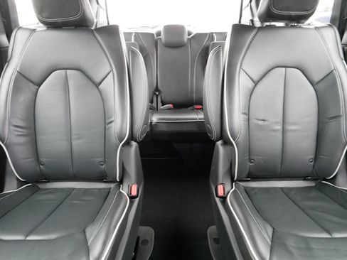 Used 2021 Chrysler Pacifica Limited w/ Uconnect Theater Family Group image 13