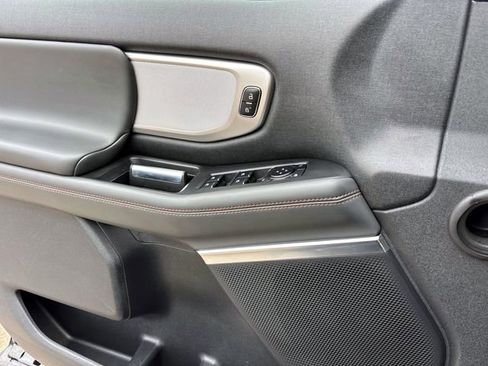 Used 2025 Ford Expedition Active image 19