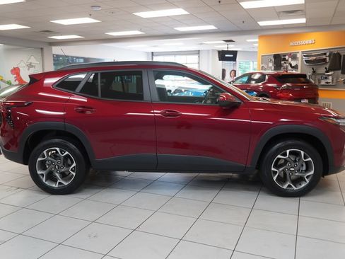 Used 2024 Chevrolet Trax LT w/ Driver Confidence Package FWD image 12