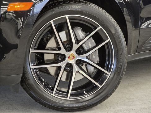 Used 2025 Porsche Macan image 25
