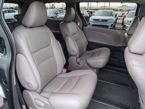 Used 2019 Toyota Sienna XLE image 17