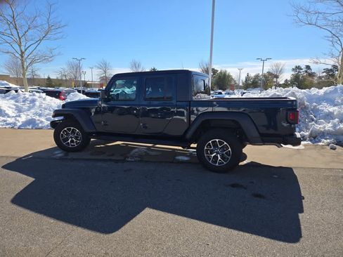 Used 2025 Jeep Gladiator Sport image 4