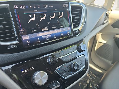 Used 2024 Chrysler Pacifica Touring-L FWD image 22
