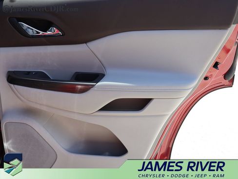 Used 2020 GMC Acadia SLT w/ Driver Alert Package II FWD image 10