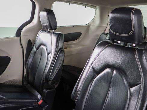 Used 2022 Chrysler Pacifica Touring-L image 24