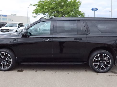 Used 2022 Chevrolet Suburban RST w/ Luxury Package AWD/4WD image 4