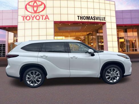New 2026 Toyota Highlander Limited AWD/4WD image 4