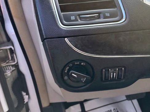 Used 2016 Chrysler Town & Country Touring image 30