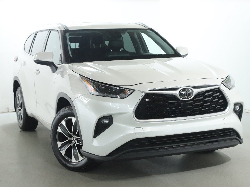 Used 2021 Toyota Highlander XLE AWD/4WD image 2