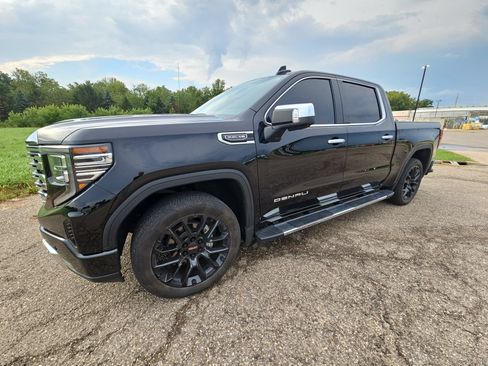 Used 2024 GMC Sierra 1500 Denali w/ Technology Package AWD/4WD image 9