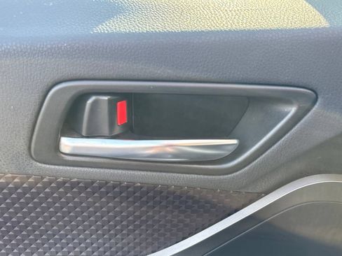 Used 2019 Toyota C-HR Limited FWD image 9