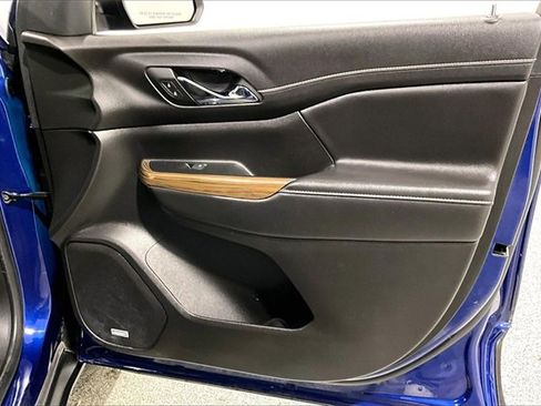 Used 2023 GMC Acadia SLE image 30