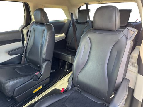 Used 2023 Kia Carnival LX image 16