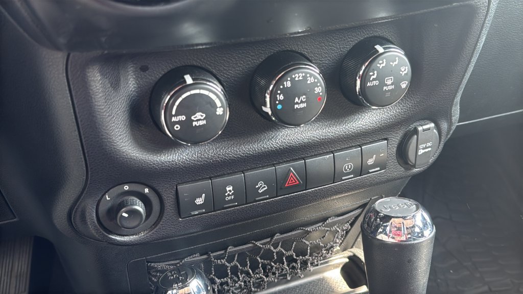 Used 2016 Jeep Wrangler Unlimited Sahara w/ Dual Top Group AWD/4WD image 15