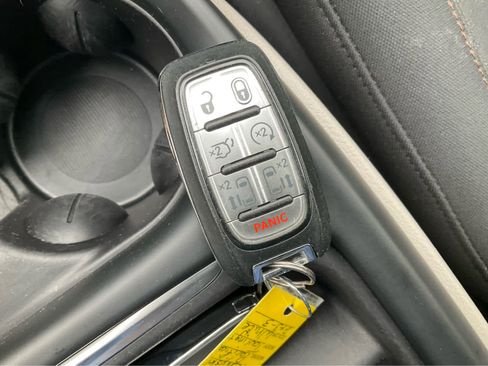 Used 2019 Chrysler Pacifica Touring Plus w/ Advanced Safetytec Group FWD image 27