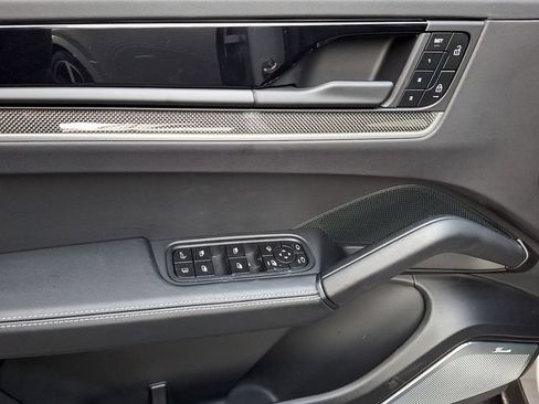 Certified 2025 Porsche Cayenne Turbo AWD/4WD image 16
