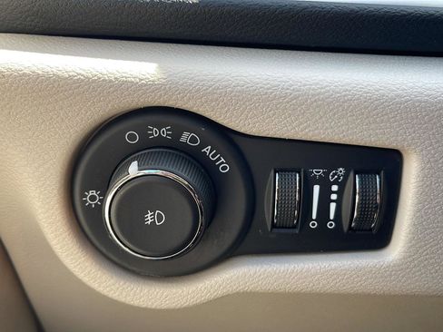 Used 2023 Chrysler Pacifica Touring-L FWD image 36