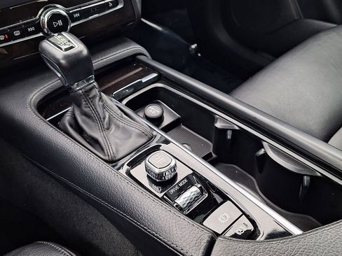 Used 2018 Volvo XC90 T6 Momentum image 25