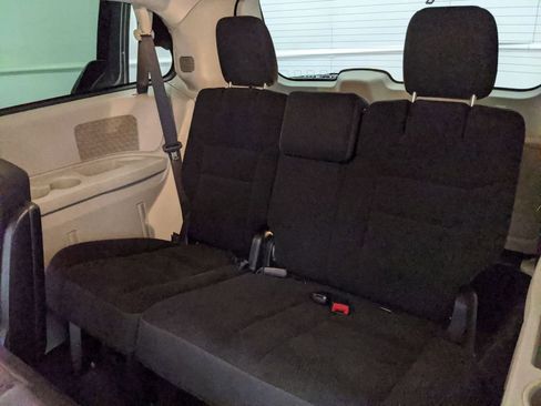 Used 2018 Dodge Grand Caravan SE w/ UConnect Hands-Free Group image 17