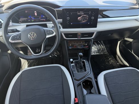 Used 2025 Volkswagen Taos SE image 11