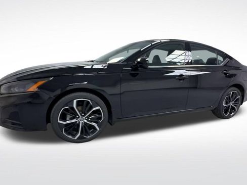 Used 2025 Nissan Altima 2.5 SR w/ SR Premium Package AWD/4WD image 4
