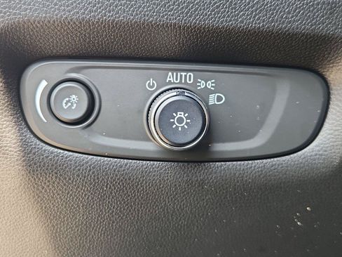 Used 2023 Chevrolet Traverse LS FWD image 17