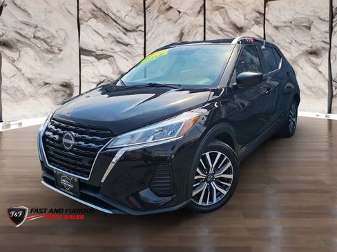 Used 2022 Nissan Kicks SV FWD image 2