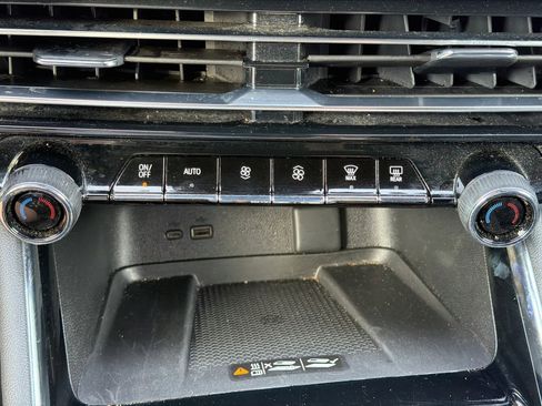 Used 2025 Chevrolet Traverse LT FWD image 34