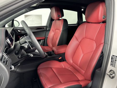Certified 2025 Porsche Macan image 5
