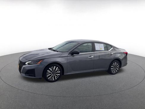 Used 2025 Nissan Altima 2.5 SV FWD image 8