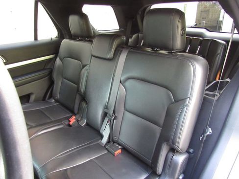 Used 2016 Ford Explorer XLT w/ Equipment Group 202A AWD/4WD image 17