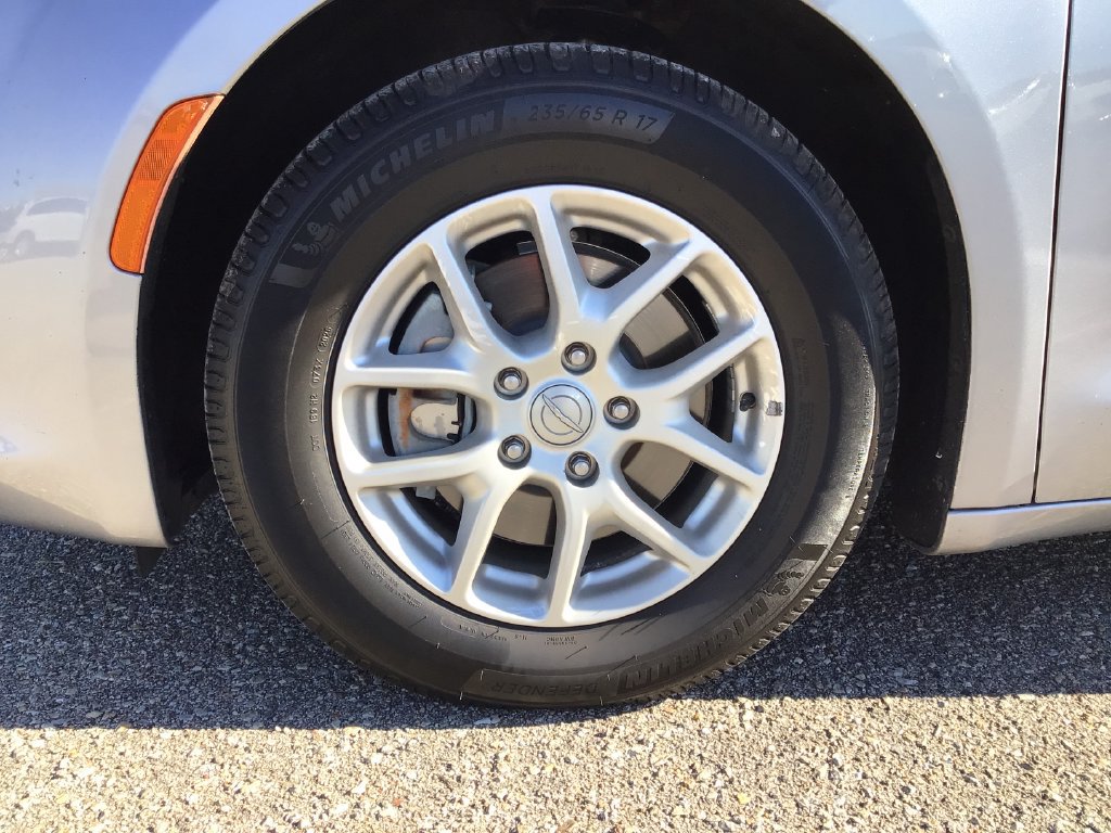 Used 2020 Chrysler Pacifica Touring-L FWD image 26